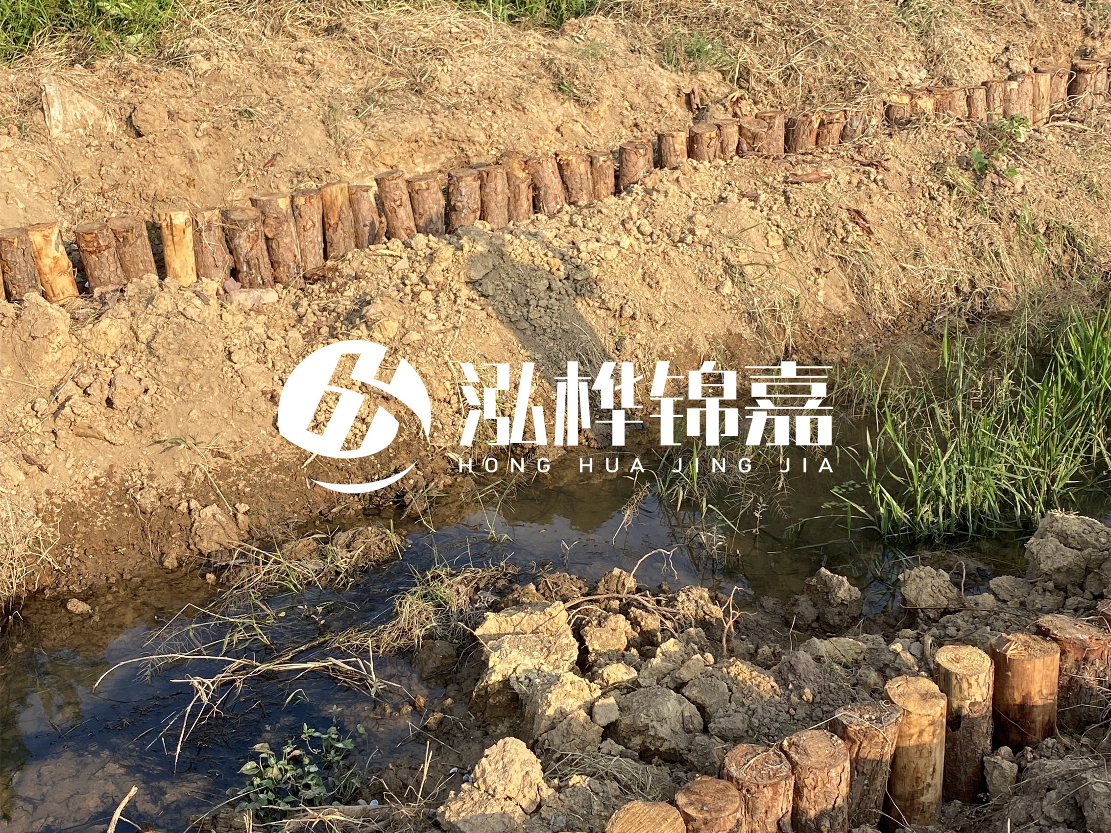 防汛木樁價格中的施工費如何計算？水下打樁和陸地打樁費用差異？